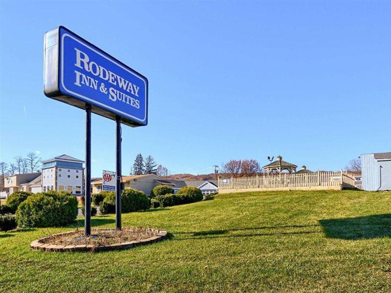 Rodeway Inn & Suites Ithaca Exterior photo