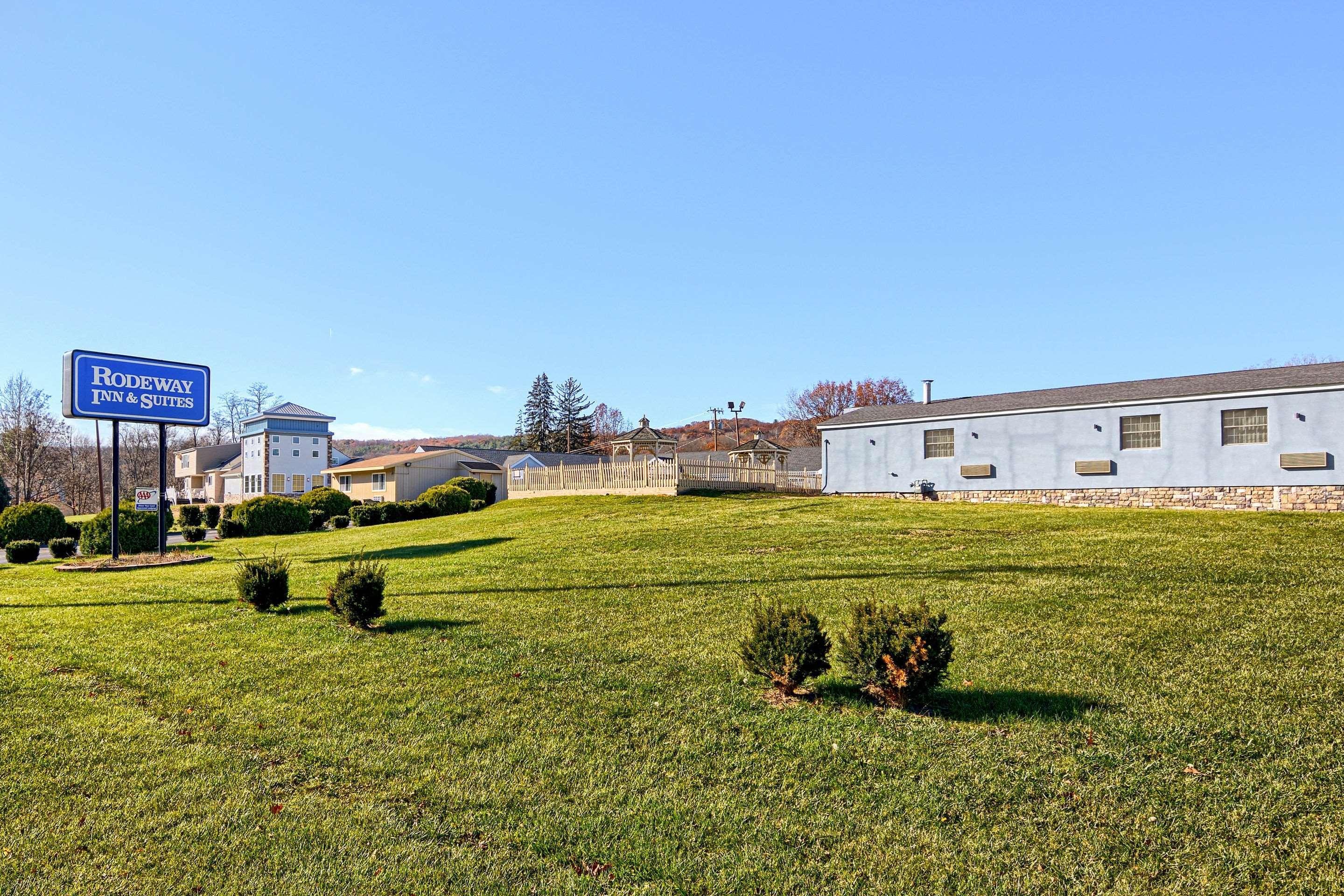 Rodeway Inn & Suites Ithaca Exterior photo