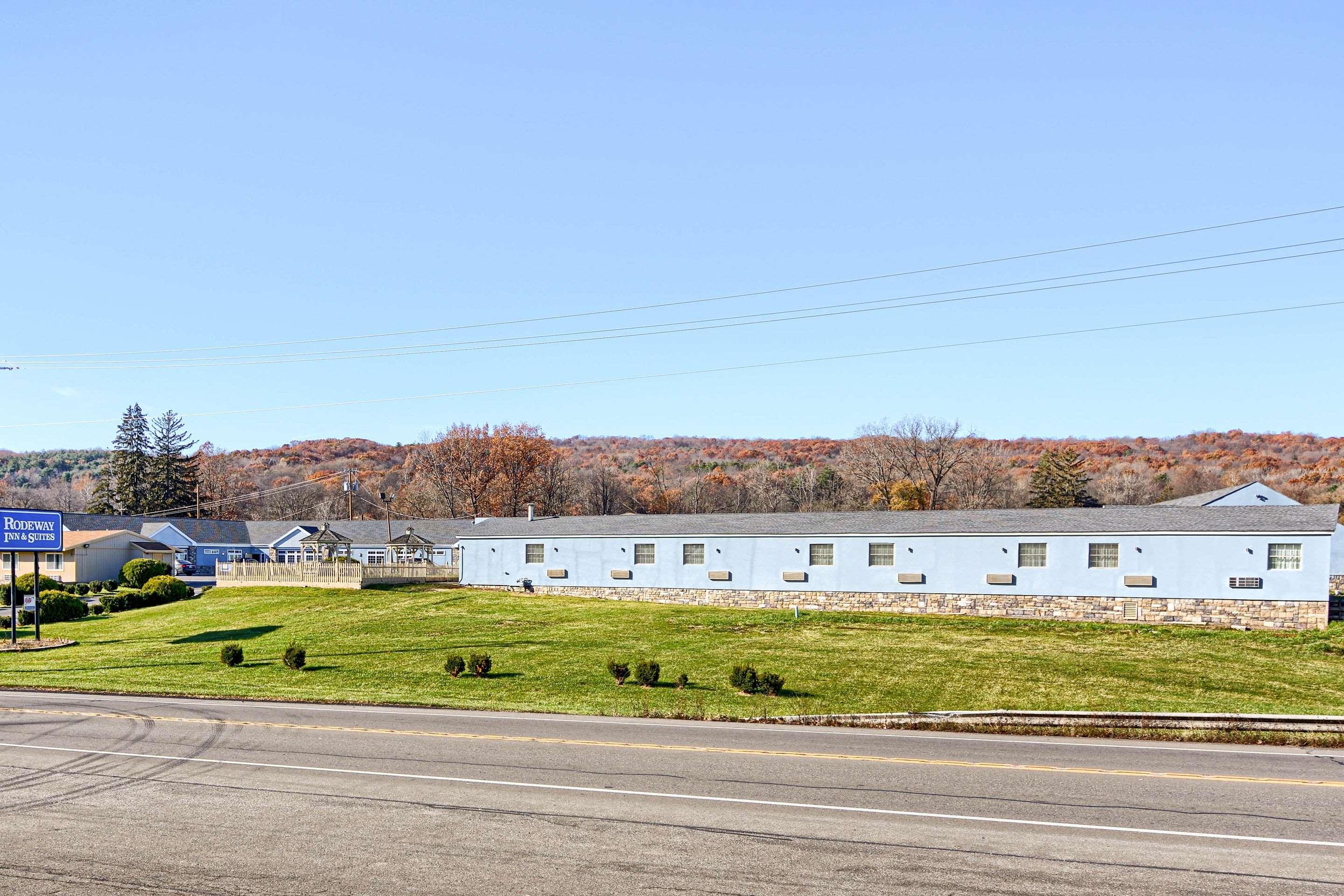 Rodeway Inn & Suites Ithaca Exterior photo