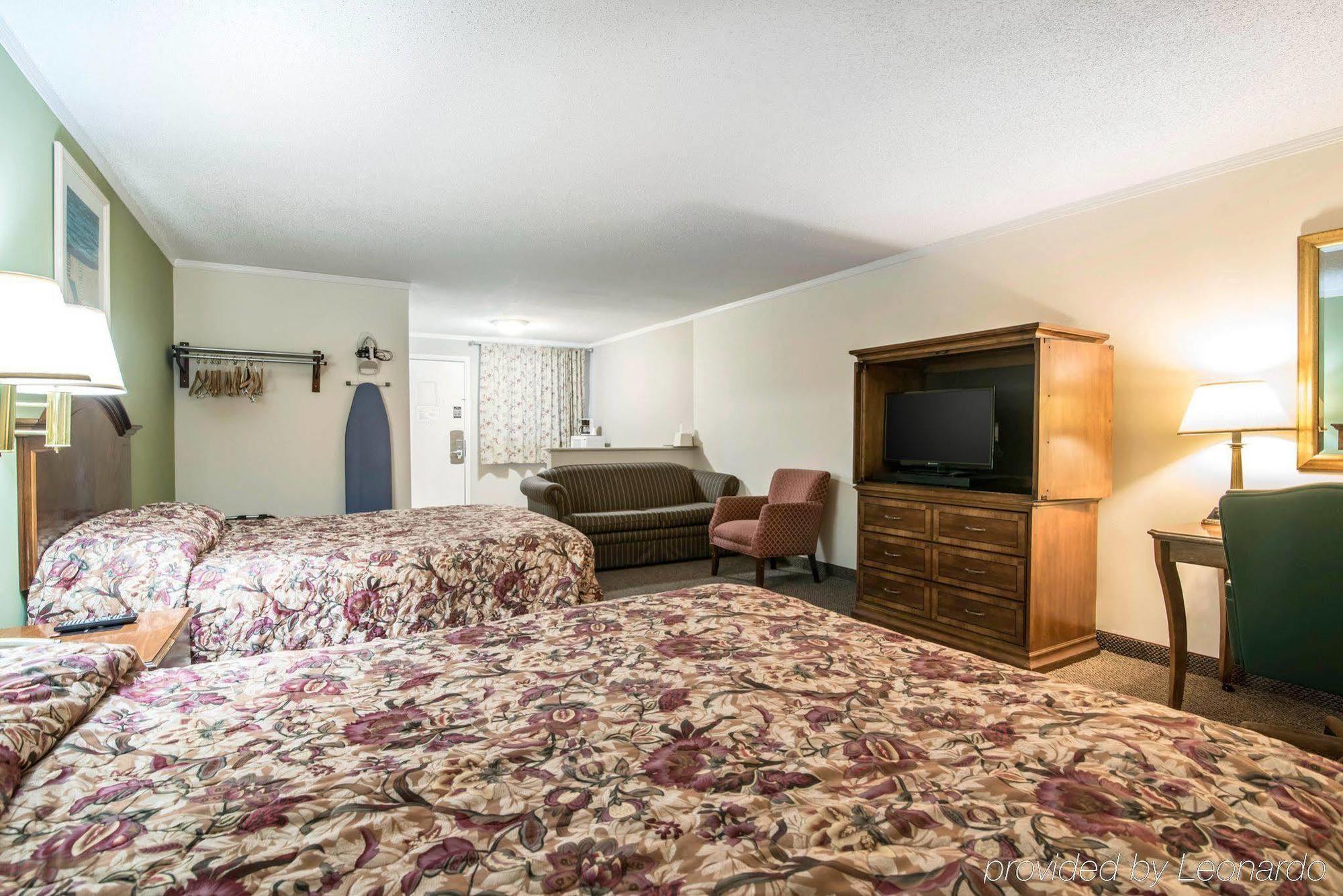 Rodeway Inn & Suites Ithaca Exterior photo