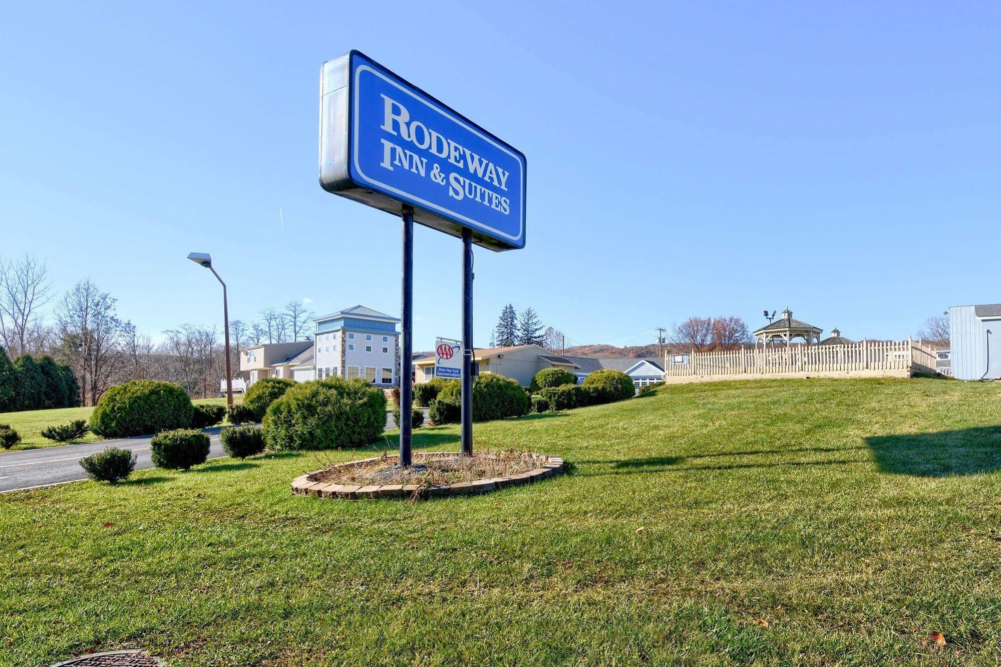 Rodeway Inn & Suites Ithaca Exterior photo
