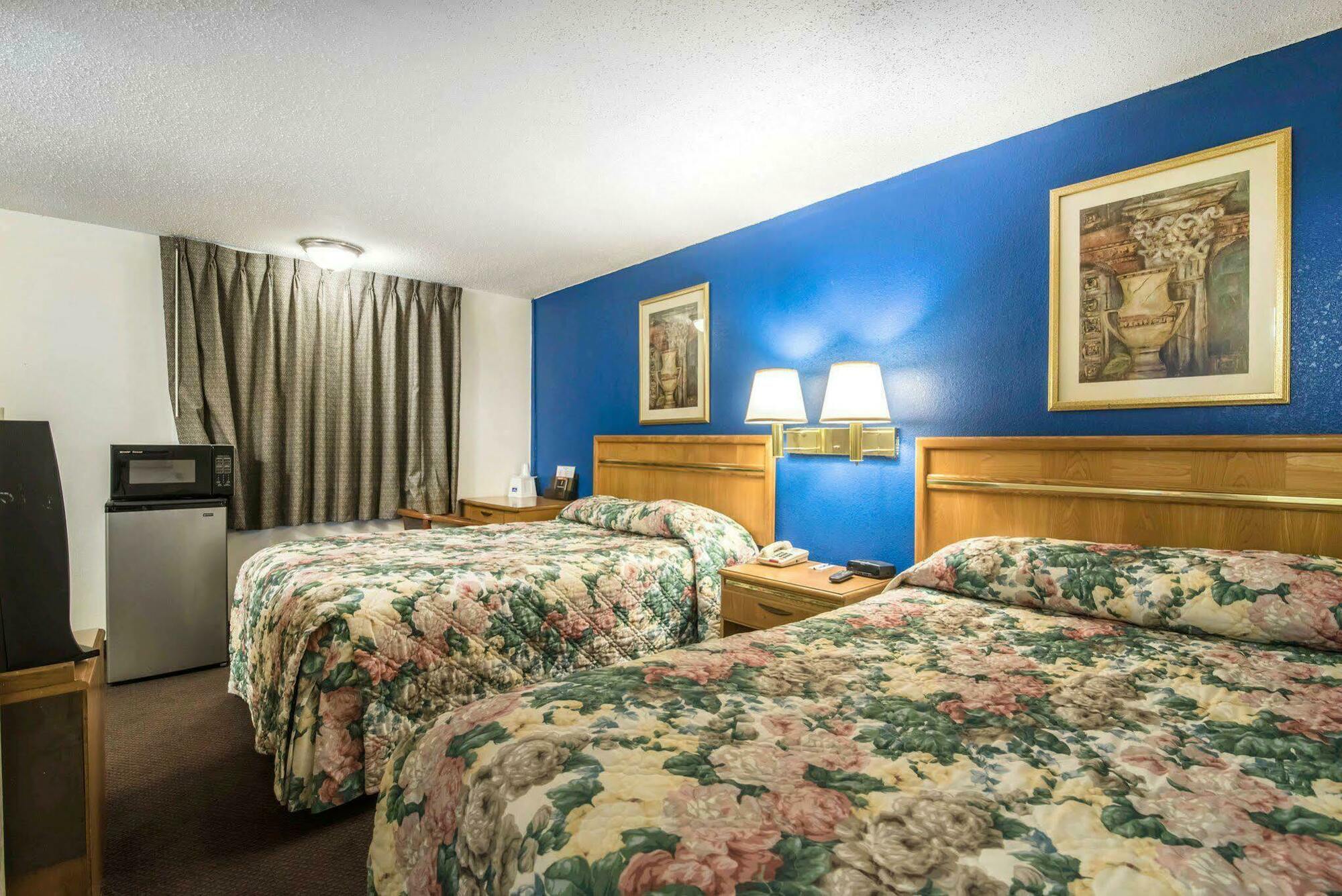 Rodeway Inn & Suites Ithaca Exterior photo